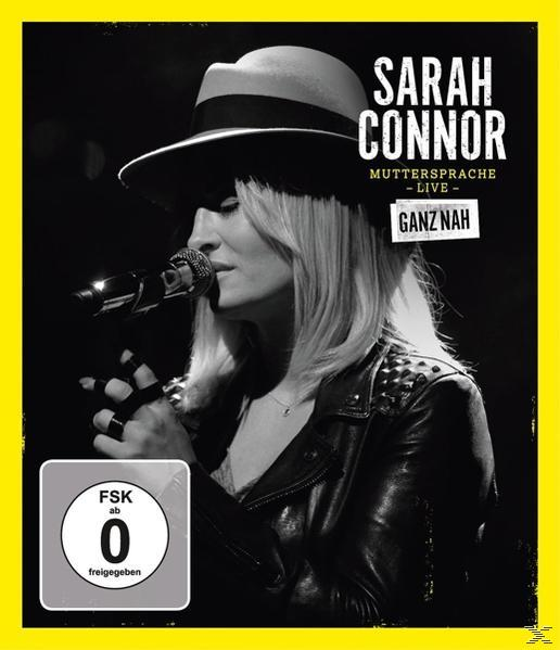 Sarah Connor Albumcover. Sie trägt Hut und Jacke, hält ein Mikrofon. Schwarz-Weiß-Foto mit gelbem Rand.