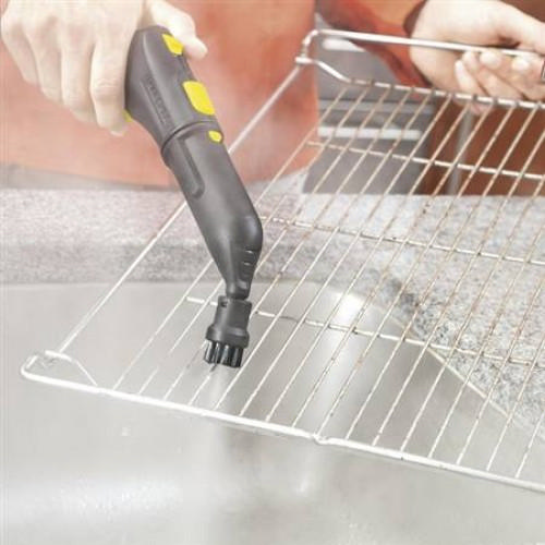 Siyah ve sarı bir temizleme aracıyla metal bir ızgarayı temizleyen bir kişi.