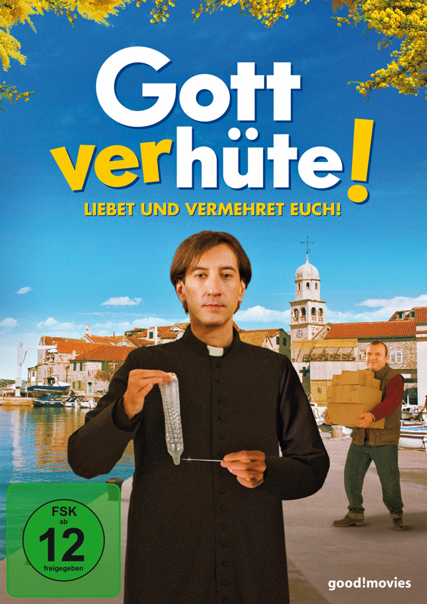 Filmposter: Ein Priester hält ein Kondom, im Hintergrund ein Mann mit Kisten.