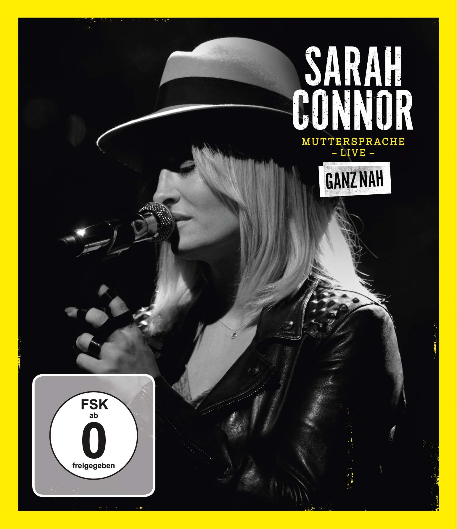 Albumcover. Sarah Connor singt in ein Mikrofon, trägt Hut und Jacke.