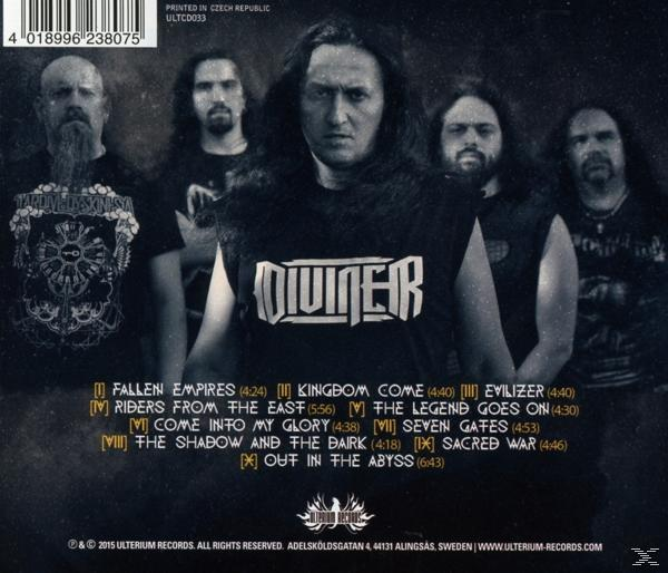 CD-Rückseite. Bandmitglieder im Hintergrund, Titelliste im Vordergrund. Dunkle, stimmungsvolle Farben.