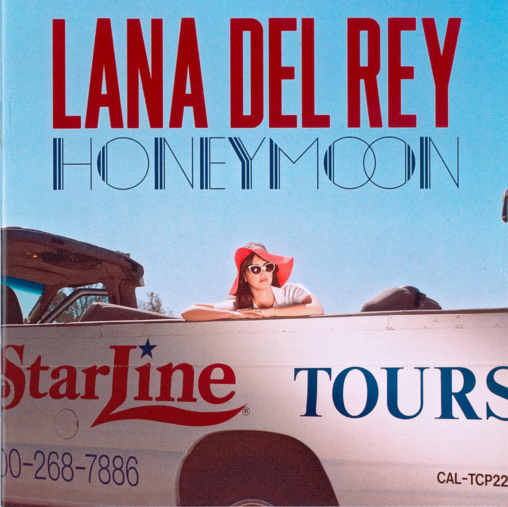 Pochette d'album de Lana Del Rey : artiste sur un camion; texte rouge sur ciel bleu.