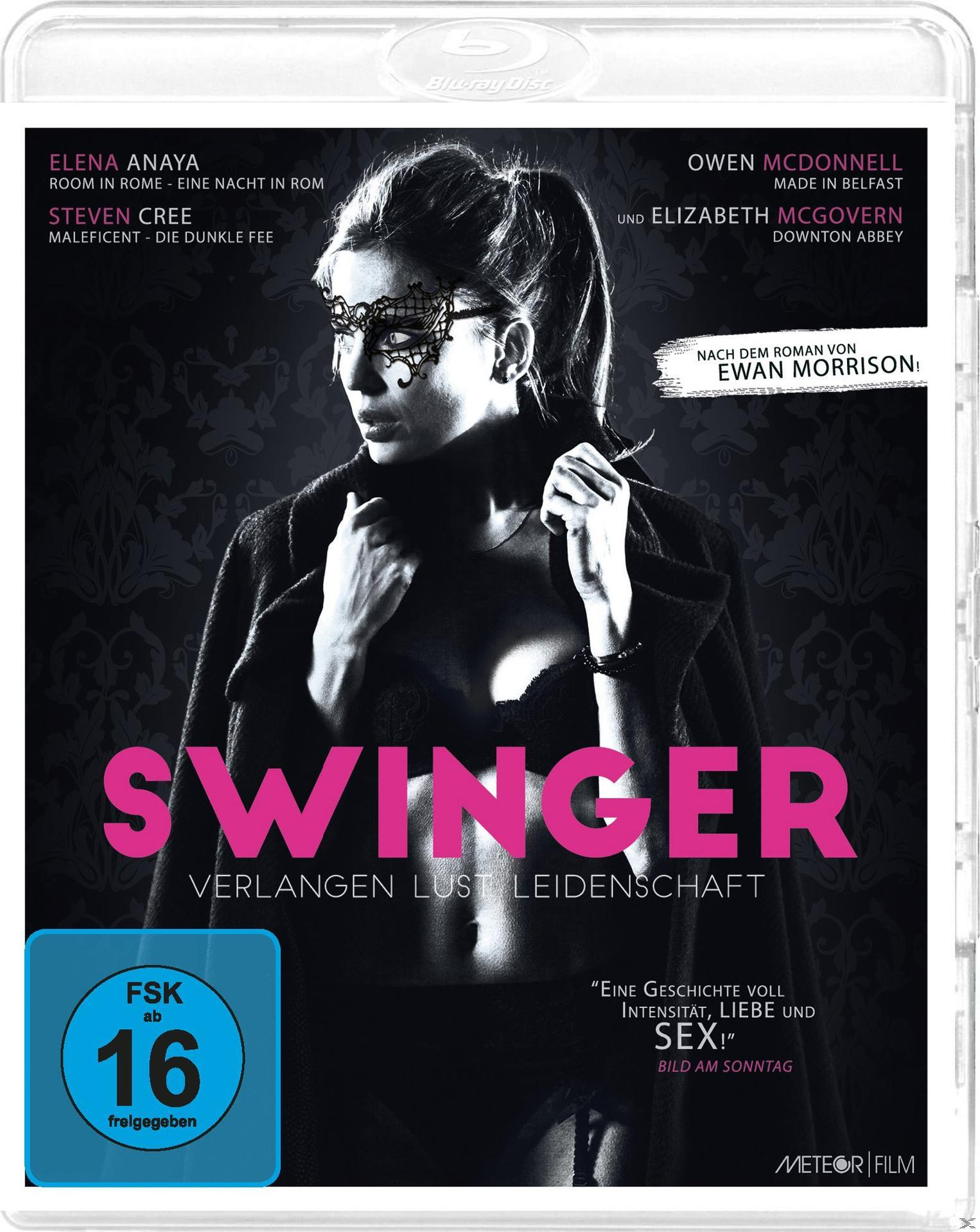 Filmcover mit einer Maske tragenden Frau. Der Titel ist auf pinkfarbenem Hintergrund.