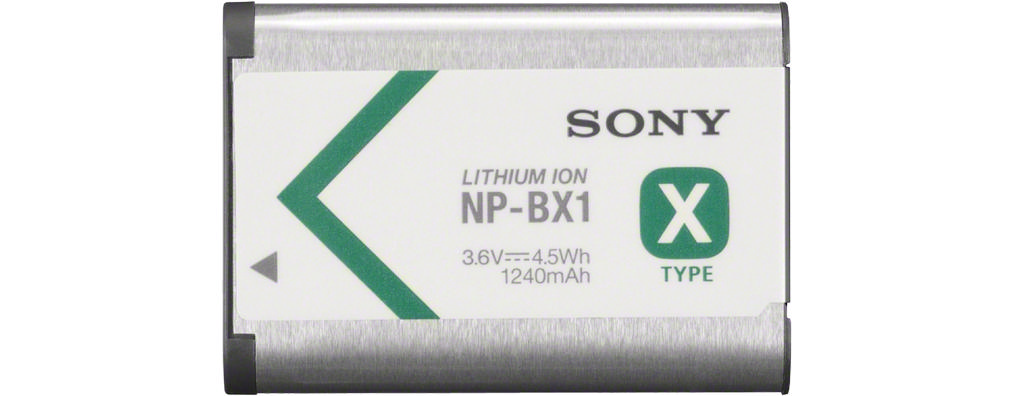 Yeşil ve beyaz etiketli Sony NP-BX1 pili. Yeşil ok ve X logosu olan gümüş pil.