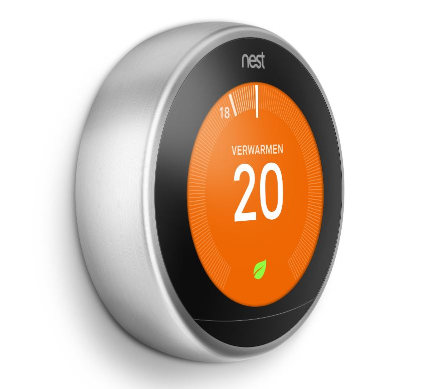 Een ronde slimme thermostaat met een oranje display en een zilveren frame.