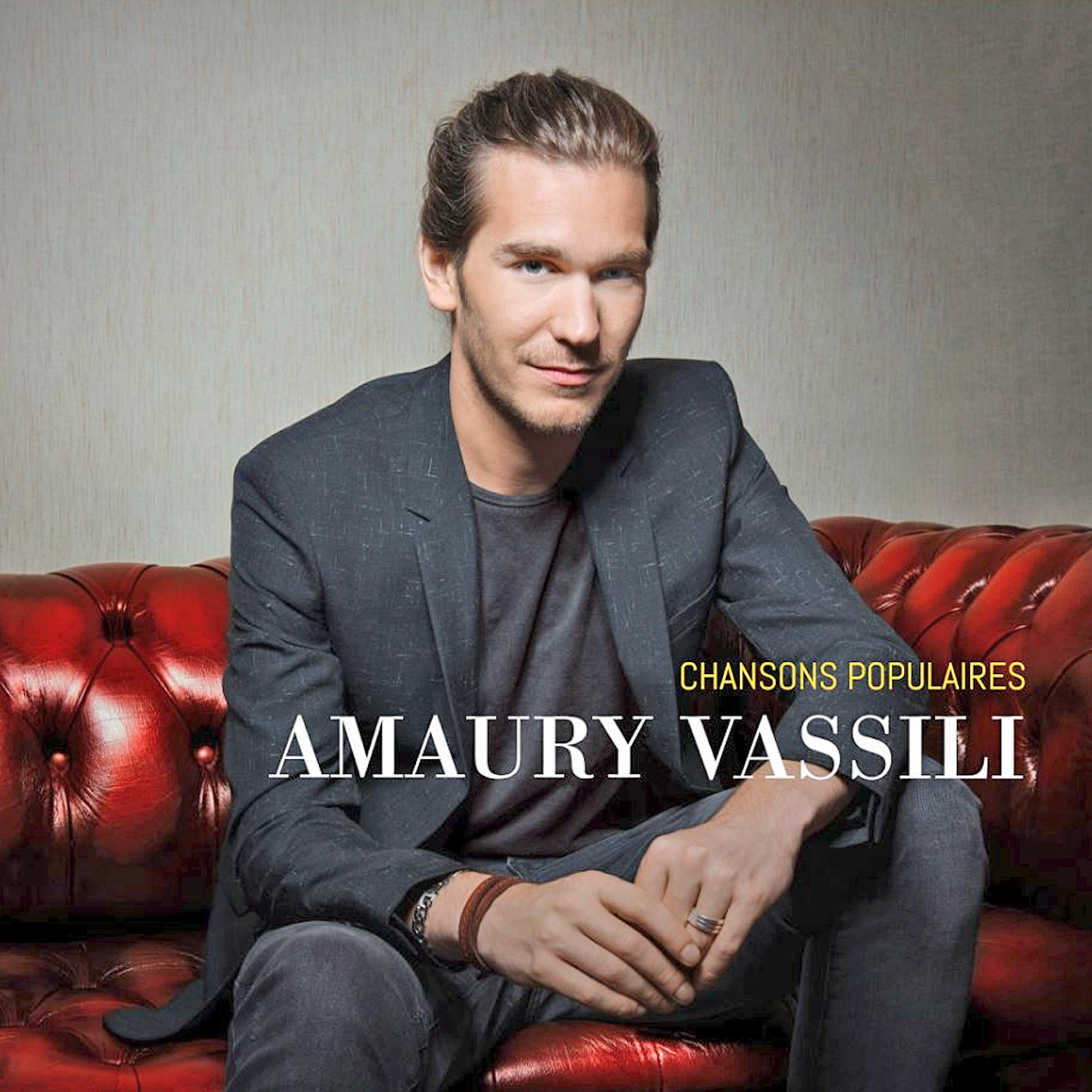 Albumcover mit Amaury Vassili auf roter Couch und dem Text 'Chansons Populaires'.