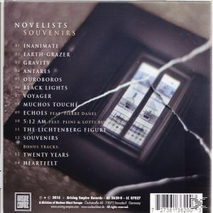 Rückseite des CD-Covers mit Blick durch ein Fenster, Titelliste und Künstlerinfo sowie einem zerbrochenen Fenster.