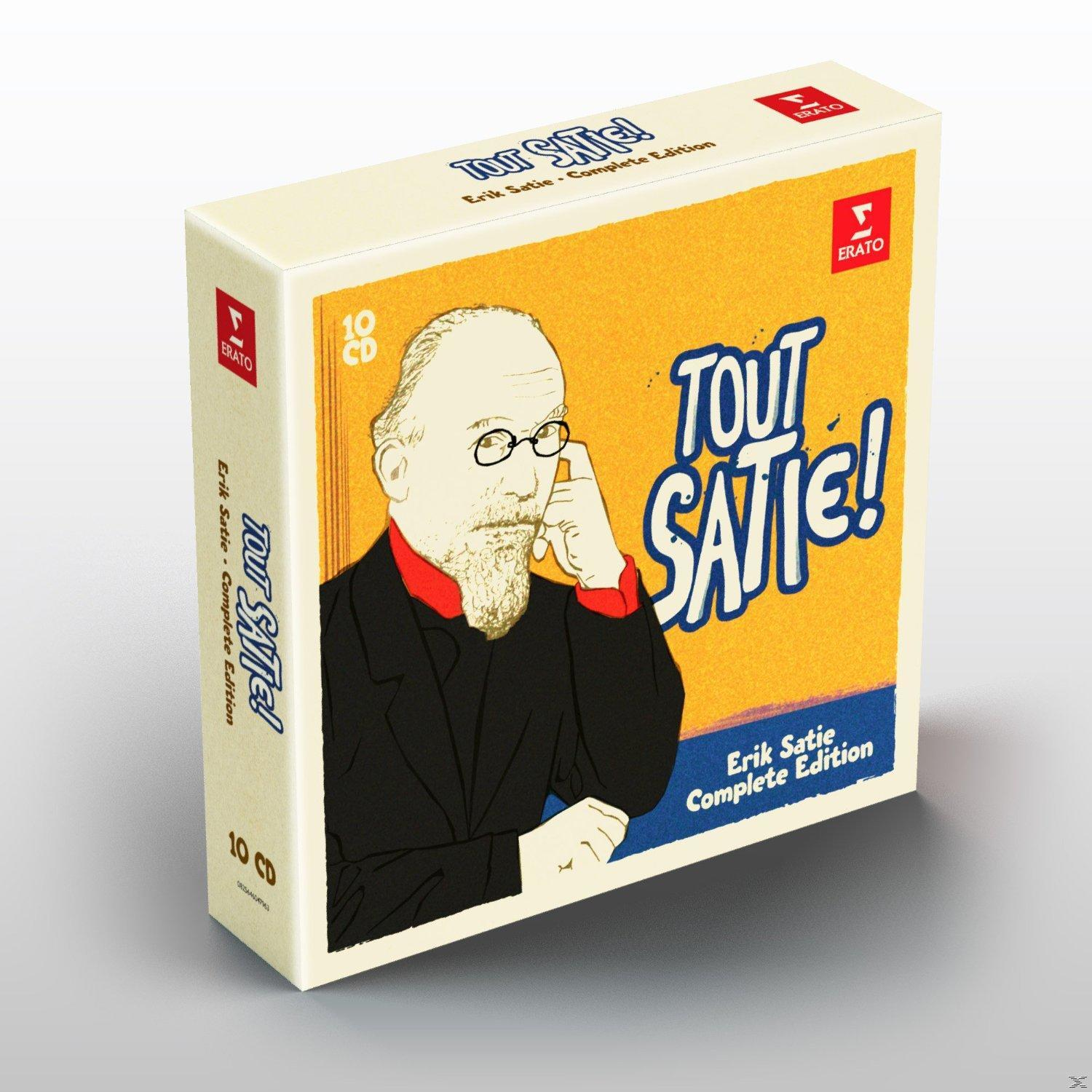 Erik Satie teljes kiadásának dobozkészlete. A zeneszerző karikatúráját ábrázolja sárga háttéren. "Tout Satie!" cím.