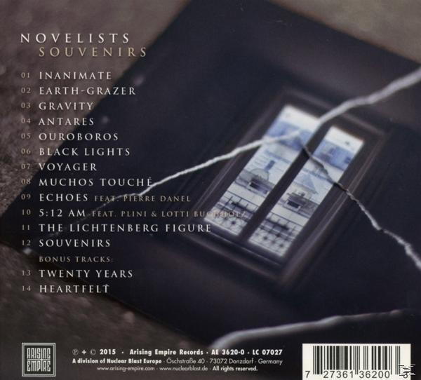 Album-Rückseite mit Fenster, Titelliste und Künstler Novelists Souvenirs, mit verschwommenem Hintergrund.