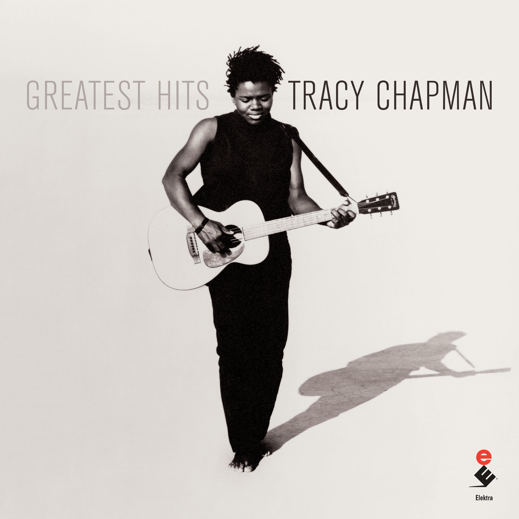 Tracy Chapman, mit Gitarre, steht auf einem Graustufen-Albumcover.