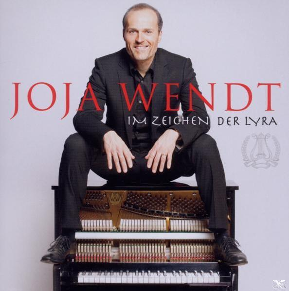 Albumcover mit Joja Wendt, der auf einem Klavier sitzt. Text: Joja Wendt, Im Zeichen der Lyra.