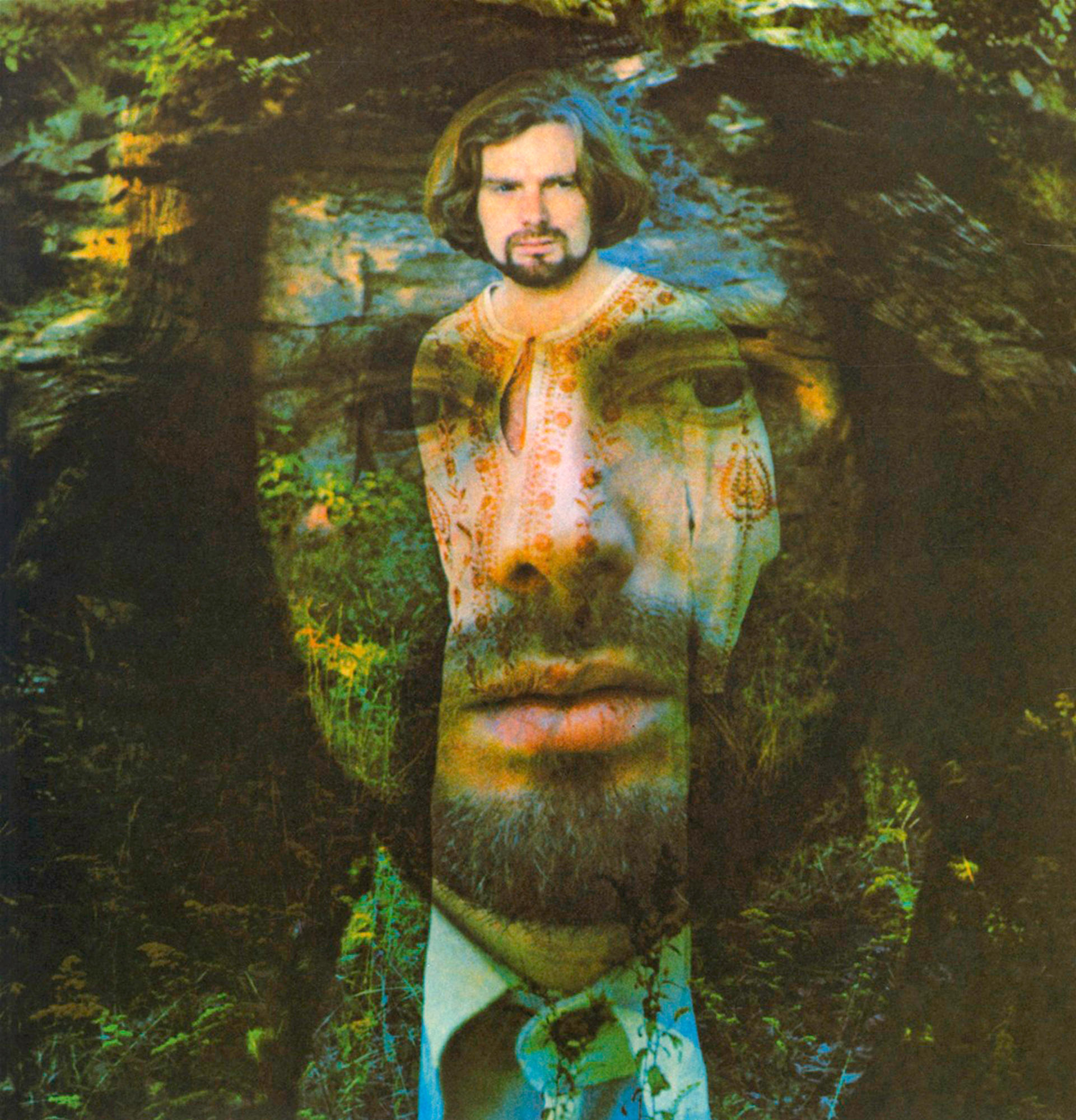 Double exposition d'un homme. Un visage a une barbe, l'autre est plus jeune. La nature en arrière-plan.