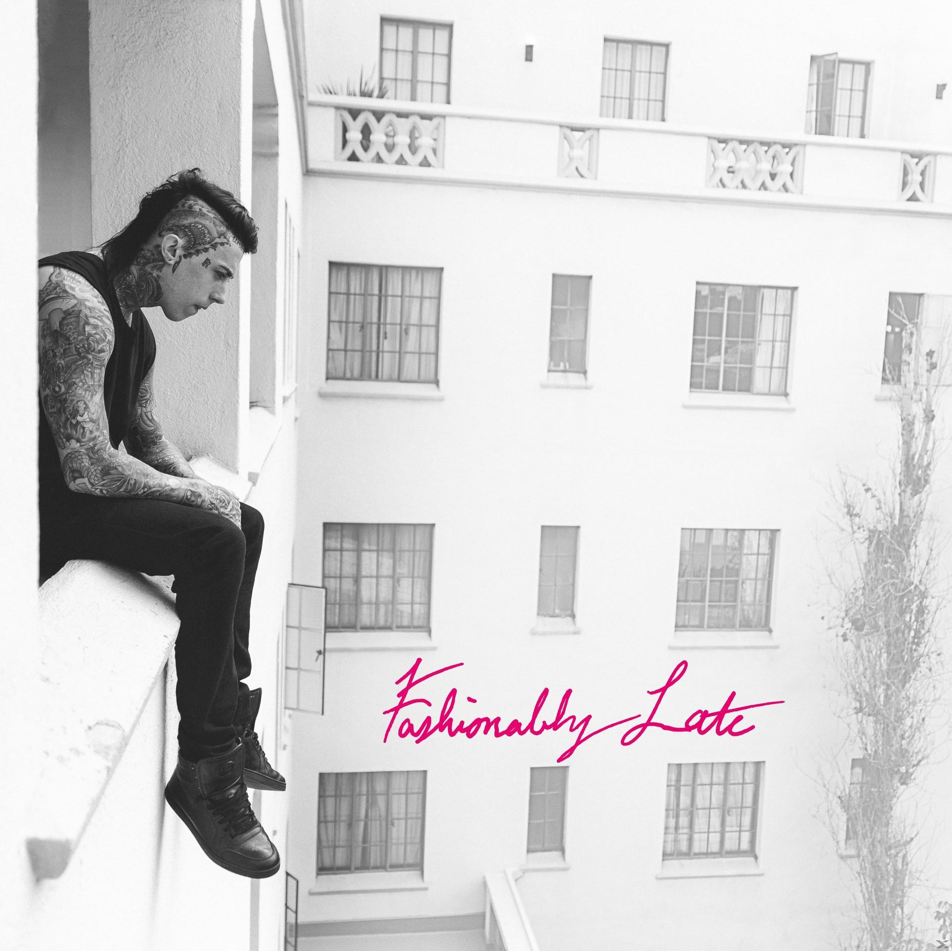 Albumcover mit einem Mann, der auf einer Kante sitzt und nach unten schaut. Hintergrund ist ein weißes Gebäude.