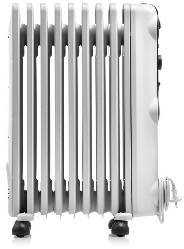 Un radiateur à huile blanc sur roulettes, avec un cordon d'alimentation.