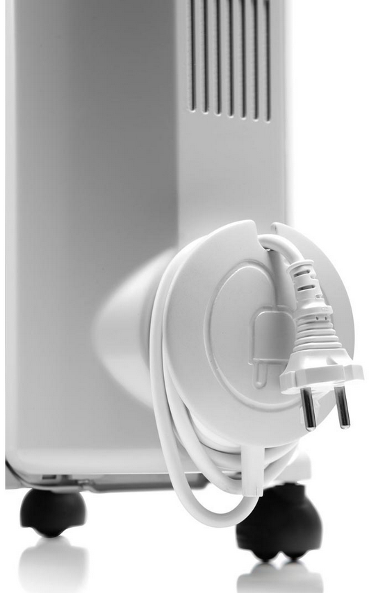 Gros plan sur un radiateur électrique blanc avec le cordon d'alimentation enroulé. Fond blanc.
