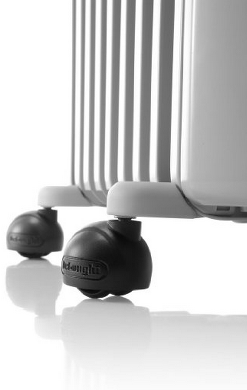 Gros plan d'un radiateur blanc rempli d'huile avec des roues noires. Fond blanc. Logo Delonghi.