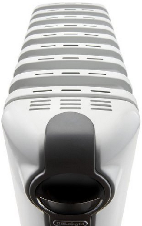 Radiateur à bain d'huile blanc DeLonghi. Le dessus a des évents, une poignée noire et un bouton d'alimentation.