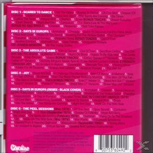 Rosa CD-Hülle, Trackliste, mit Barcode und Text in Rosa und Weiß. Der Name der CD steht auf der Hülle.