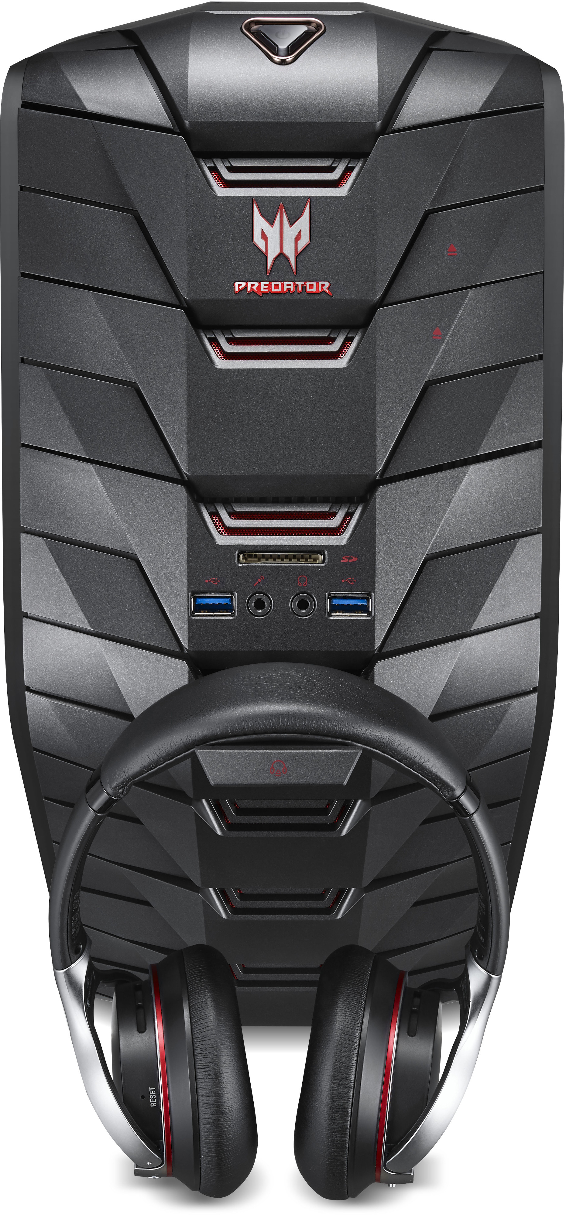 Schwarzer und grauer Desktop-Computer mit Kopfhörern. Predator-Logo vorne.