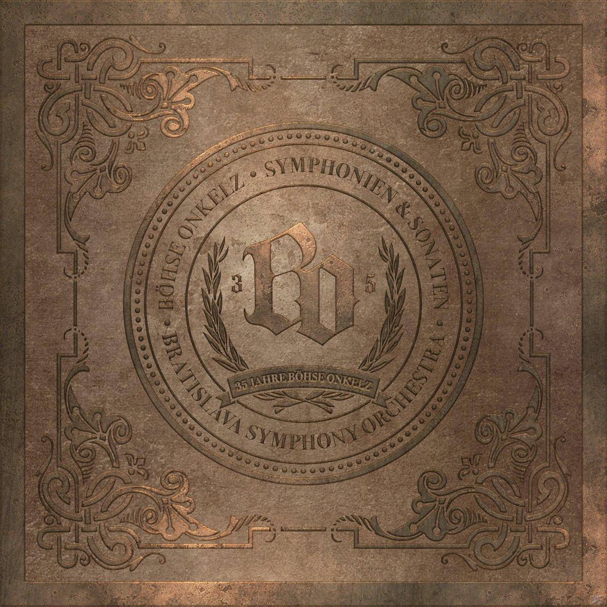 Albumcover: brauner, strukturierter Hintergrund, kreisförmiges Logo mit gotischem Text und Design.