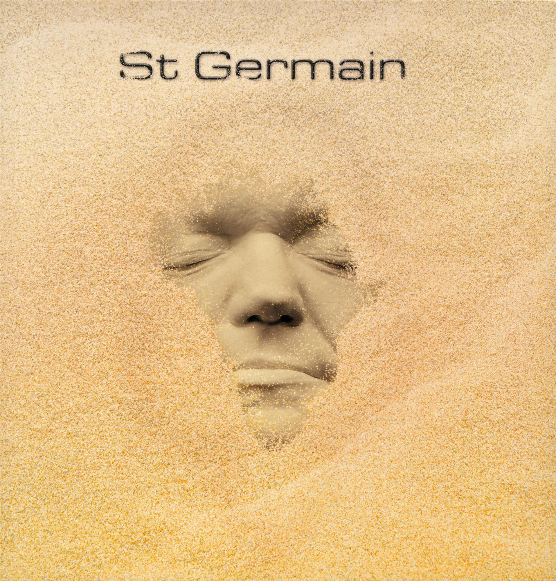 Ein Gesicht, das in Sand vergraben ist, mit dem Text 'St Germain' darüber. Das Gesicht ist in der Mitte.