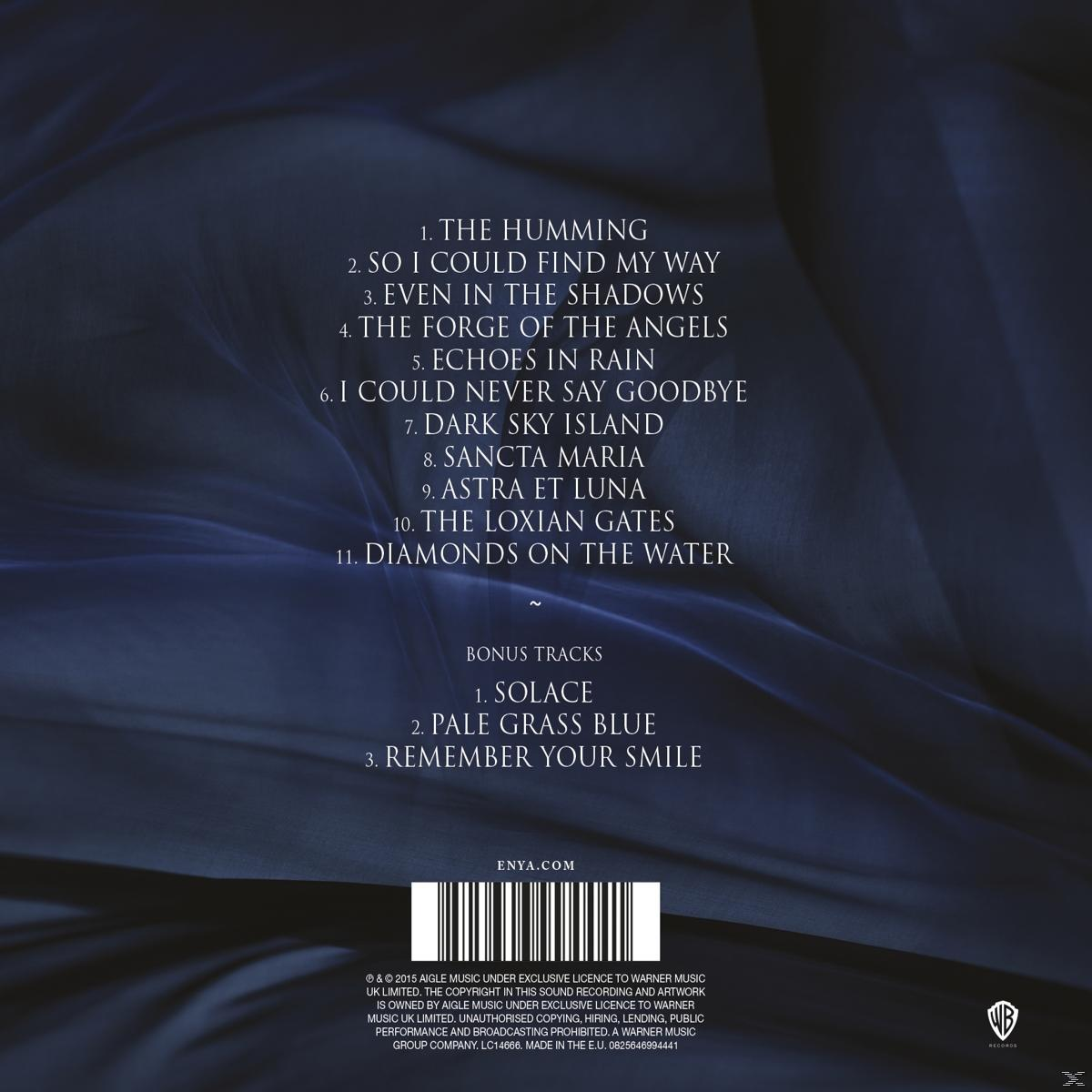 Albumcover mit Songliste und Text auf wellenförmigem blauem Hintergrund. Weißer Text.