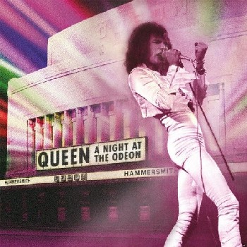 Queen se produit sur scène. Freddie Mercury chante avec un microphone. Le fond montre 'A Night at the Odeon'.