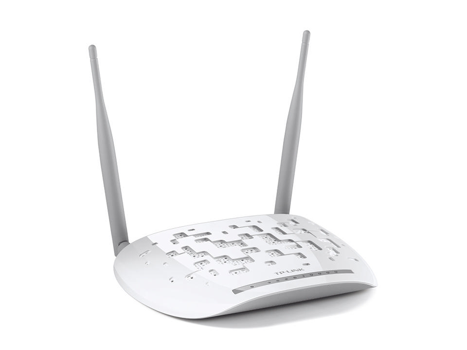 Yukarı doğru bakan iki antenli beyaz bir TP-Link yönlendirici. Beyaz bir yüzeyde. Beyaz arkaplan.