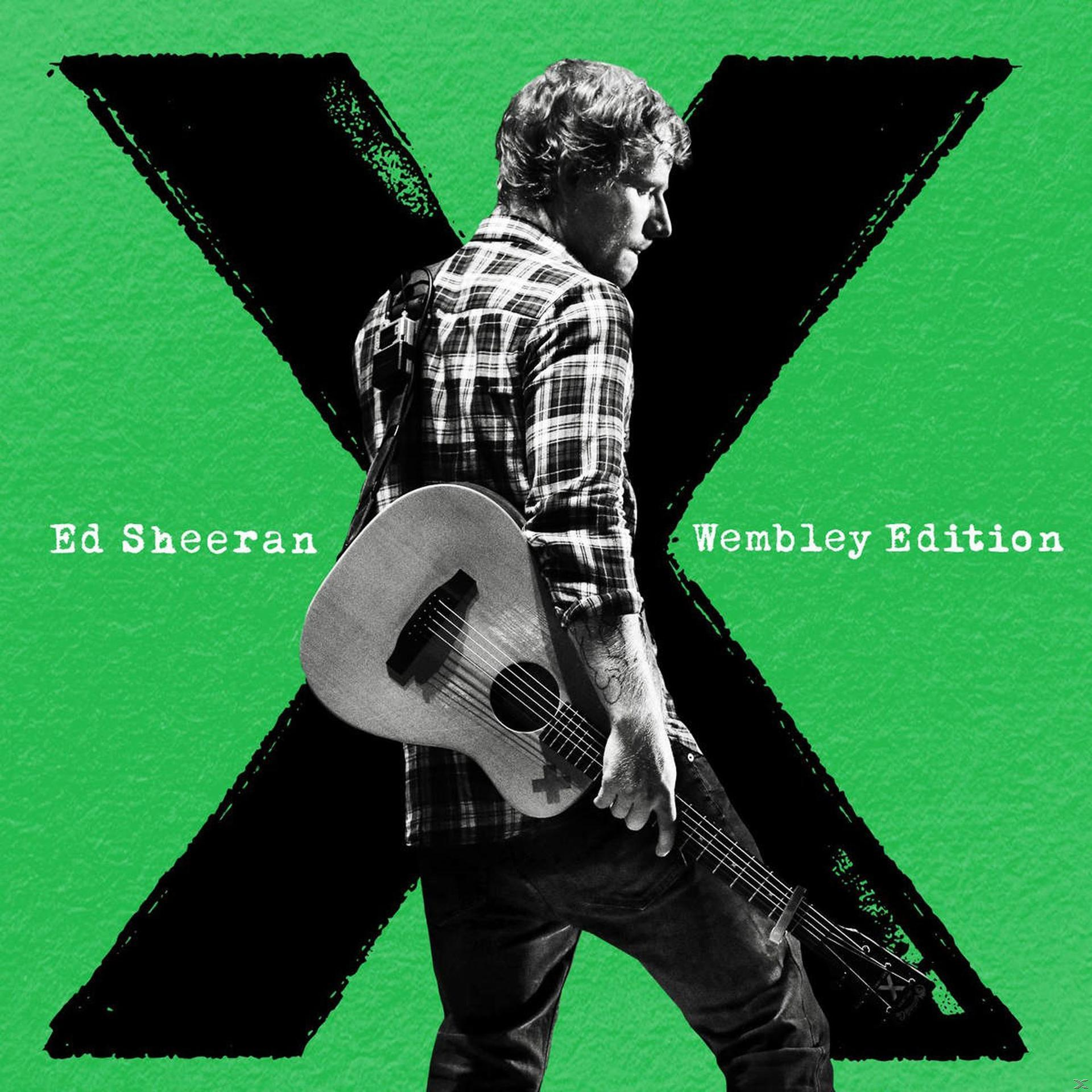 Ed Sheeran gitárral zöld háttér előtt, egy nagy fekete X-szel.