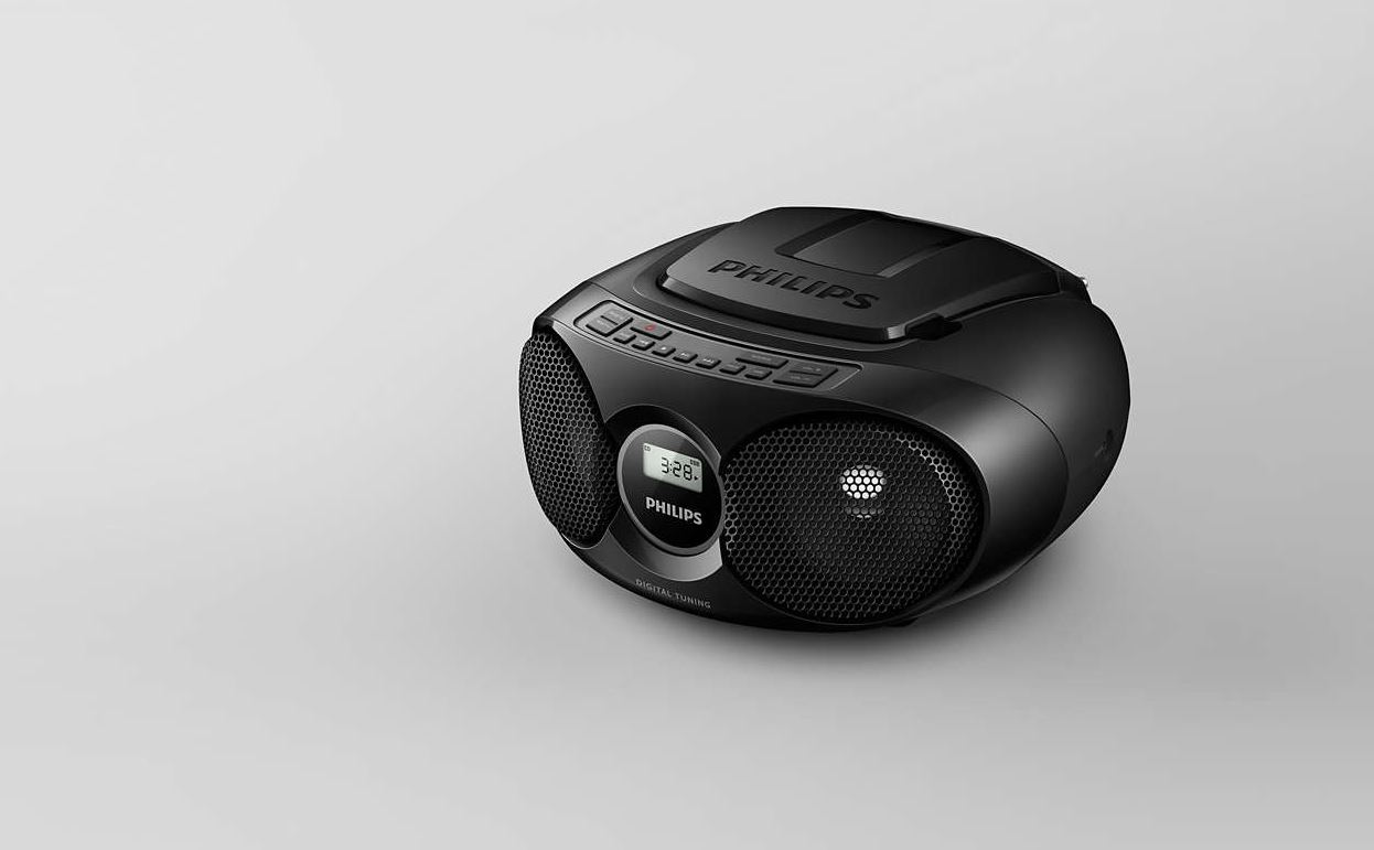 Een zwarte Philips boombox met digitale display, op een witte achtergrond.