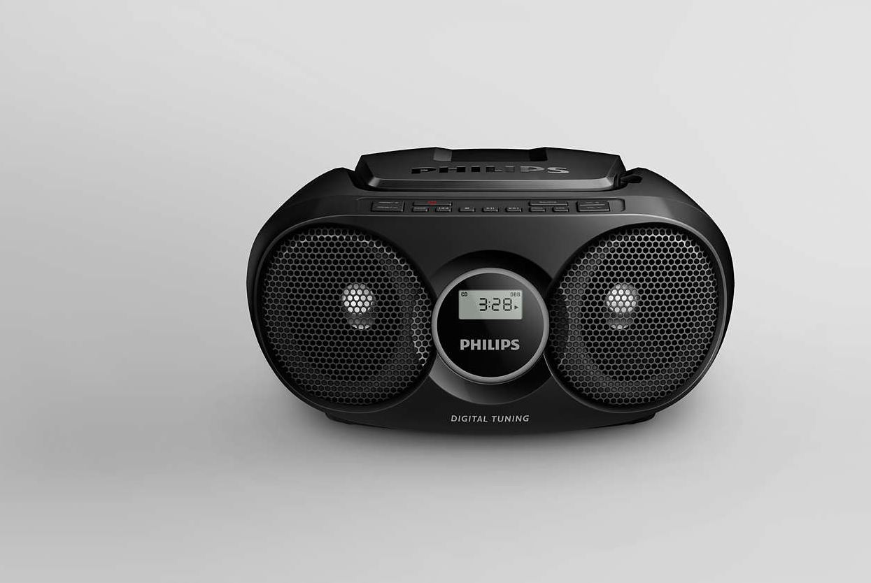 Zwarte Philips-boombox met luidsprekers, een digitaal display en knoppen, op een witte achtergrond.