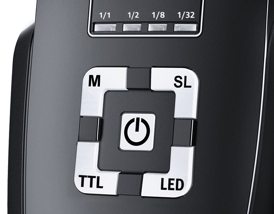 Nahaufnahme eines Blitzgeräts mit Tasten für M, SL, TTL und LED sowie einem Netzschalter.