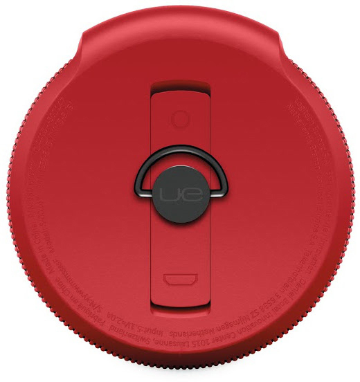 Roter kreisförmiger Lautsprecher mit schwarzem Griff und schwarzem UE-Logo. Der Lautsprecher hat einen USB-Anschluss.