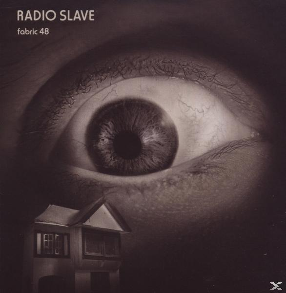 Nahaufnahme eines Auges mit einem kleinen Haus im unteren Bereich. Hintergrund: Dunkel. Titel: Radio Slave.
