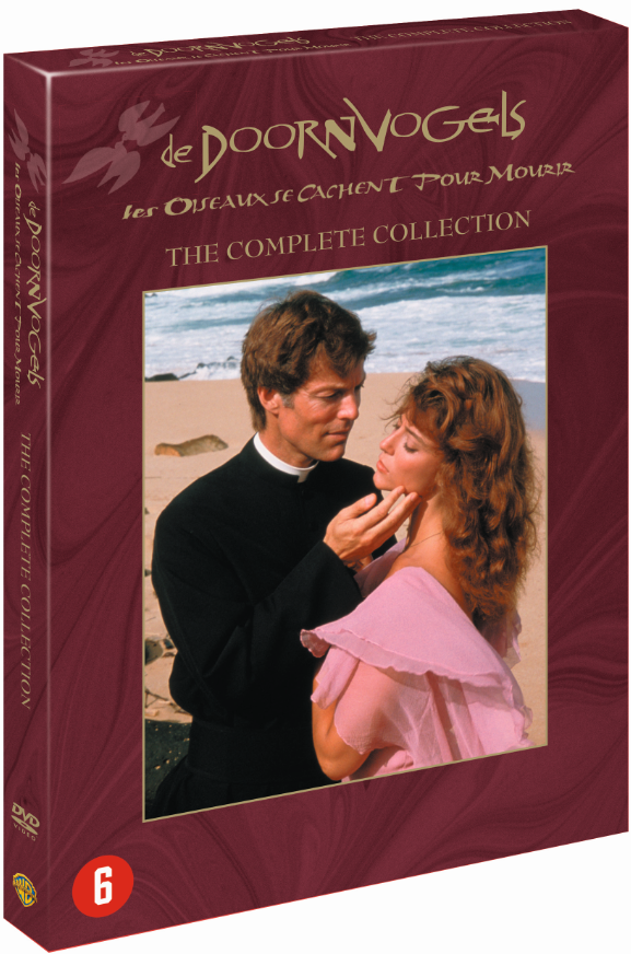 DVD-hoes met een man in het zwart die een vrouw op het strand aanraakt.