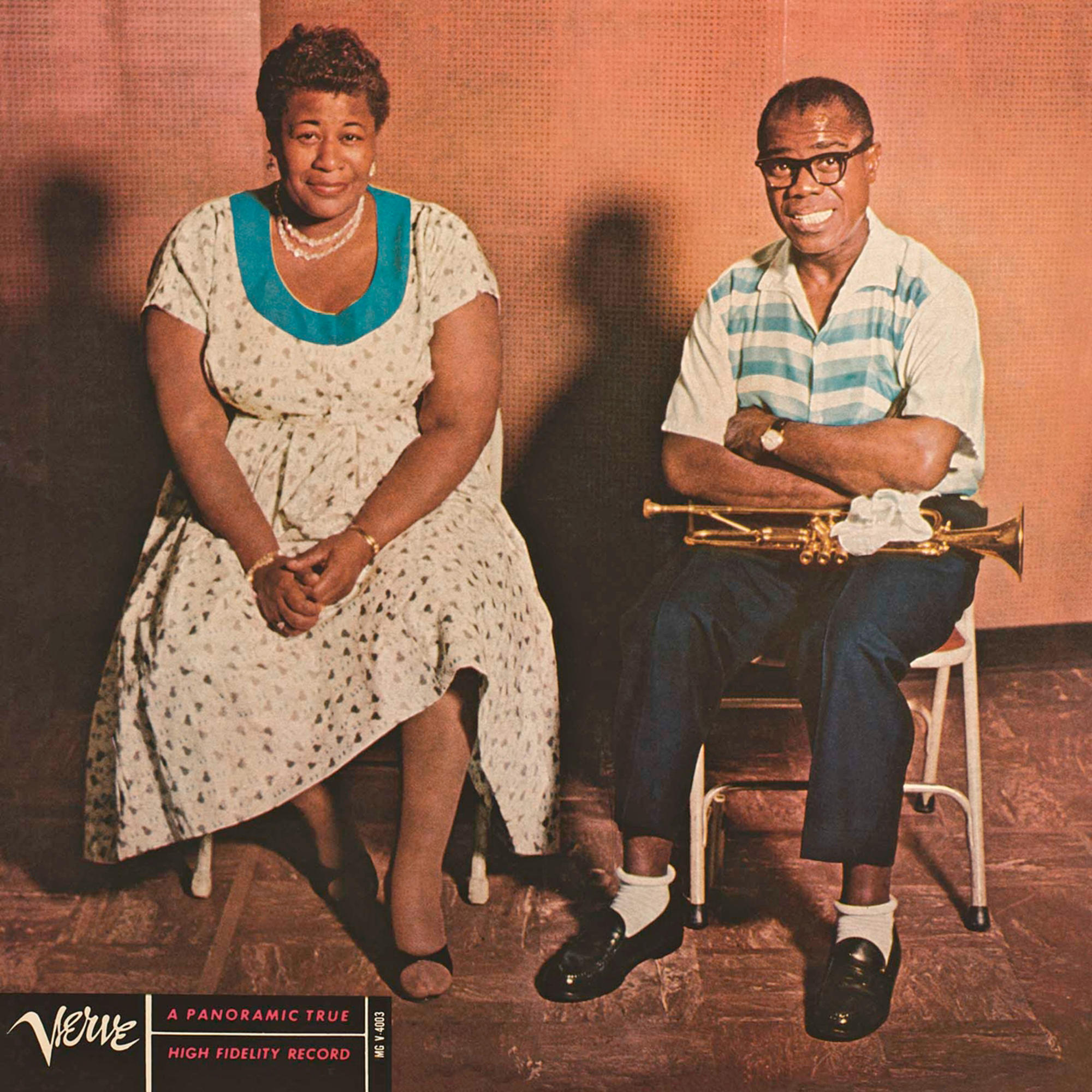 Albumcover von Ella Fitzgerald und Louis Armstrong. Beide sitzen. Ella trägt ein Kleid, Louis hat eine Trompete.