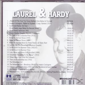 Albumcover. Laurel und Hardy mit gelisteten Albumtracks. Schwarzweißfoto.