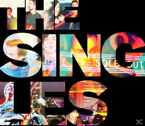 CD-Cover mit einer Collage aus Bildern und Text: The Singles. Ein schwarzer Hintergrund.