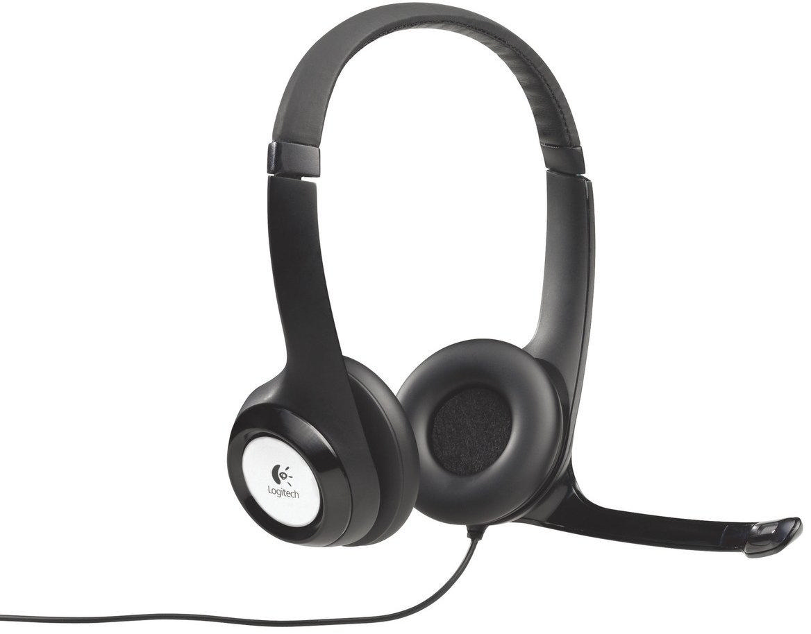 Siyah Logitech kulaklık. Kulaklığın iki kulaklığı ve bir mikrofonu var.