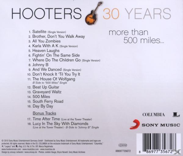 Albumcover mit Text 'Hooters 30 Years' und einer Titelliste, einschließlich Bonustracks, mit dem Sony Music Logo.