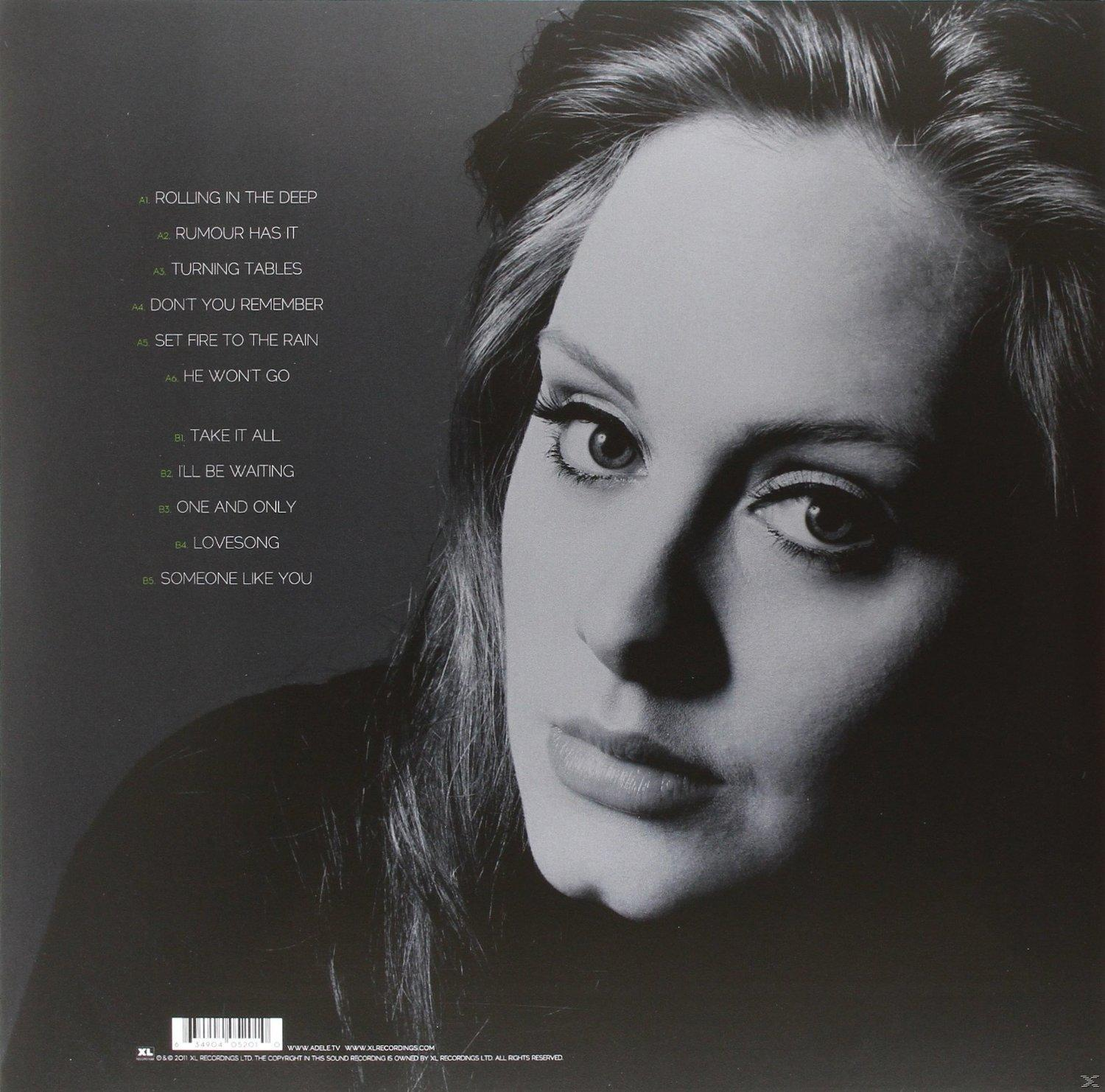 Albumcover mit einem Schwarz-Weiß-Porträt von Adele. Die Titelliste befindet sich auf der linken Seite des Covers.