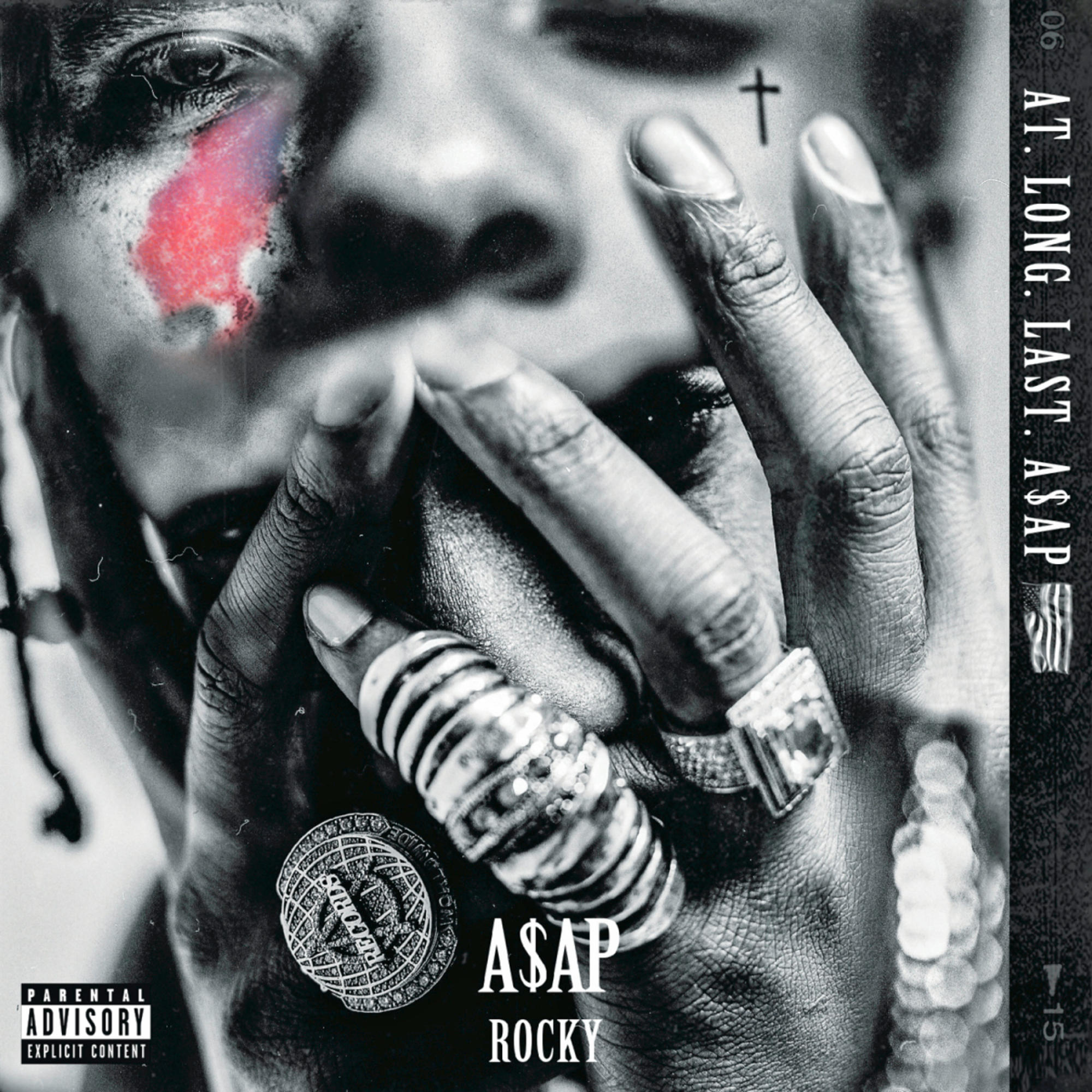 A$AP Rocky Albumcover in Schwarzweiß. Nahaufnahme mit Tattoos, Ringen und einem roten Fleck.