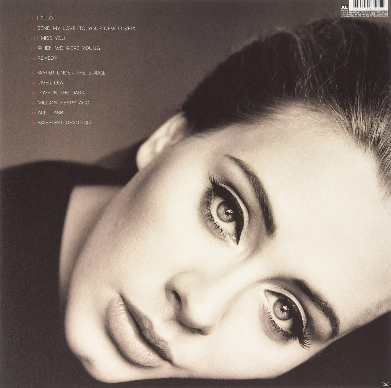 Gros plan sur le visage d'Adele, pochette d'album. Cheveux foncés, maquillage des yeux dramatique et liste de chansons.
