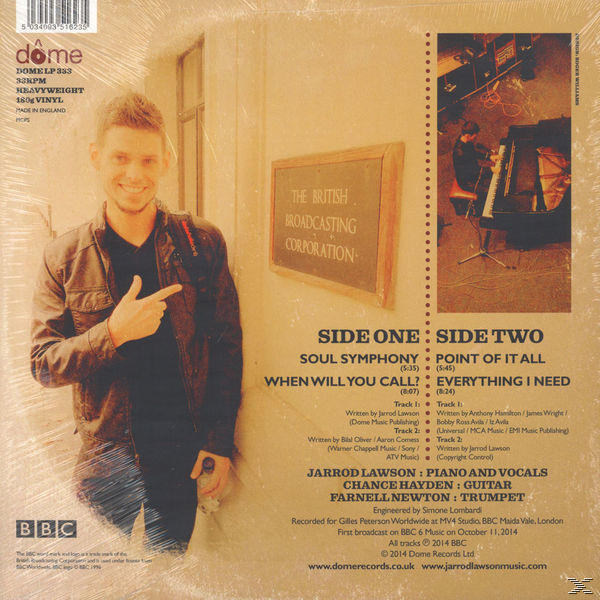 Album-Rückseite mit Mann, Text und BBC-Schild. Braun-Beige-Farbschema.