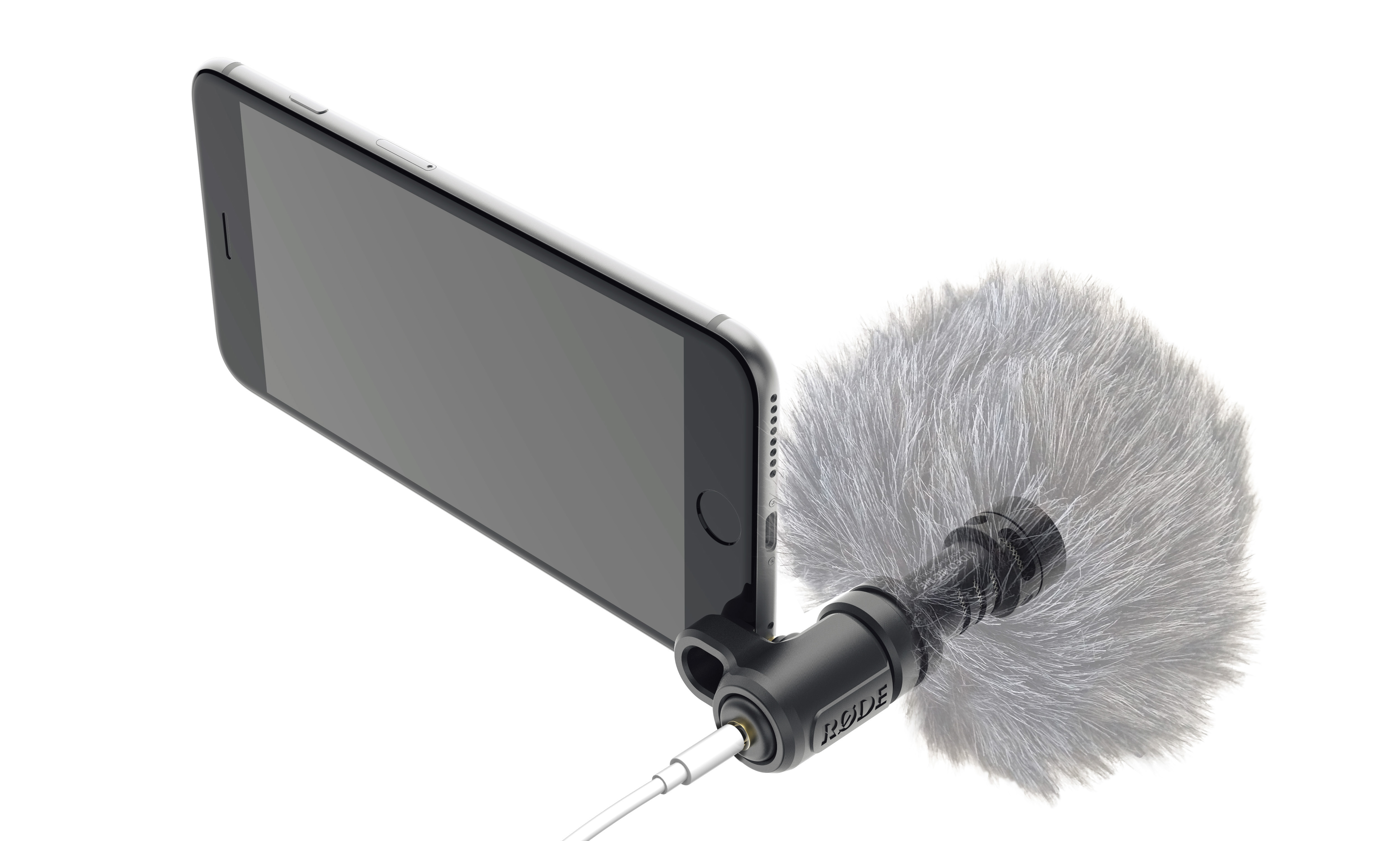 Ein Smartphone mit einem Mikrofonaufsatz und Windschutz auf weißem Hintergrund.