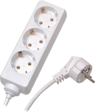 Eine weiße Steckdosenleiste mit drei Steckdosen und einem weißen Winkelstecker. Der Hintergrund ist schwarz.