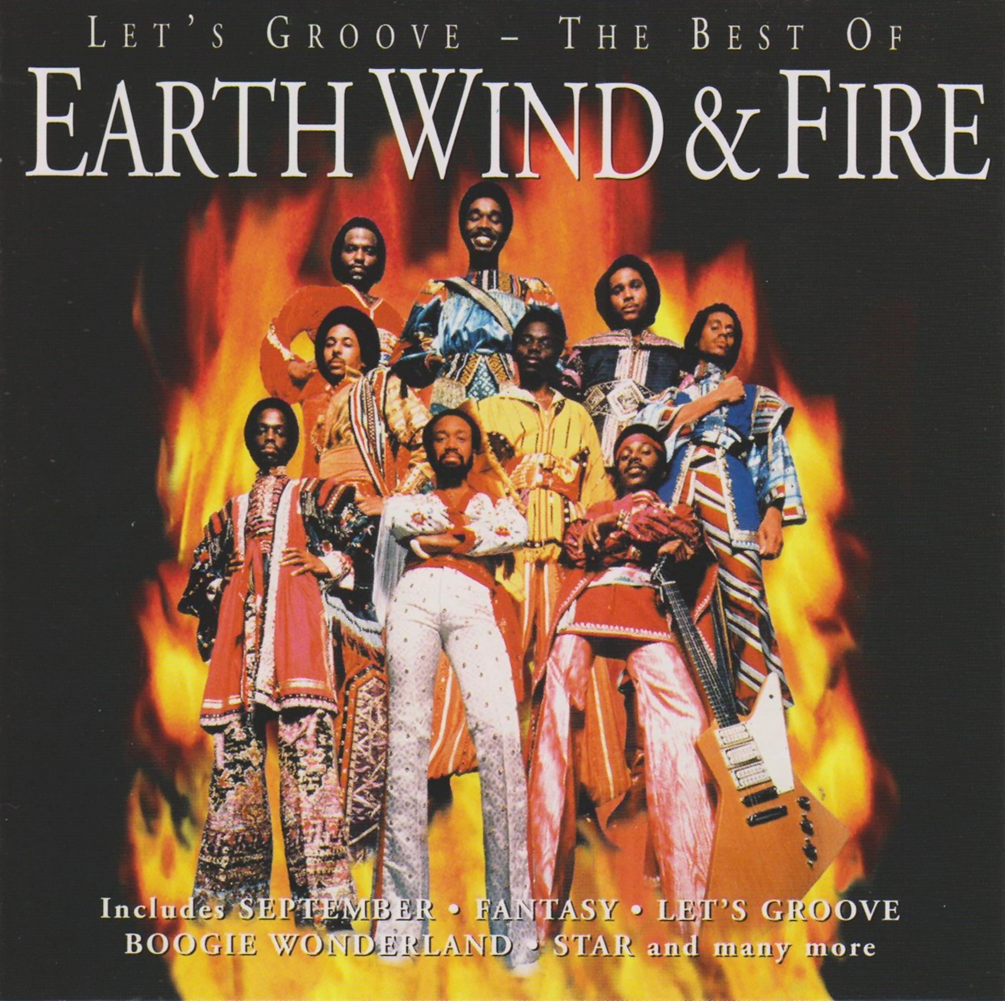 CD-hoes voor 'Earth, Wind & Fire', met bandleden en een vurige achtergrond.