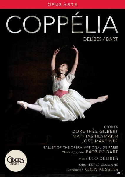 Coppélia-Ballett-Poster. Ballerina im weißen Kleid in der Luft, roter Hintergrund, Namen und Opernlogo.