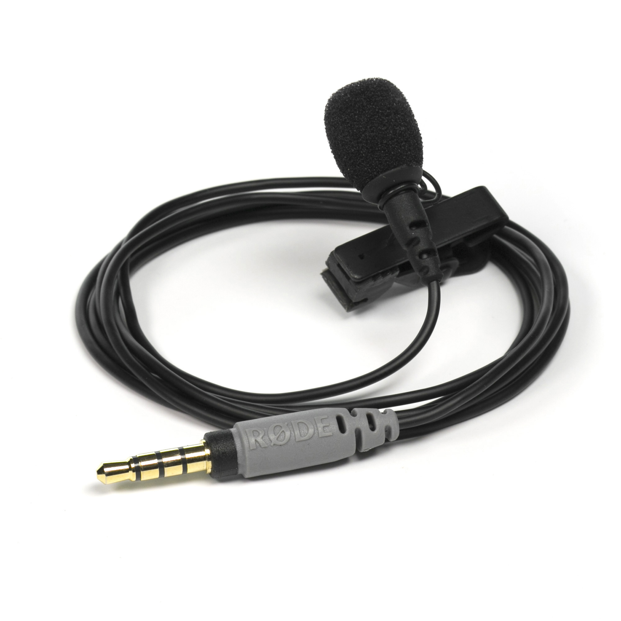 Ein schwarzes Rode-Mikrofon mit schwarzem Clip und goldfarbenem Stecker auf weißem Hintergrund.