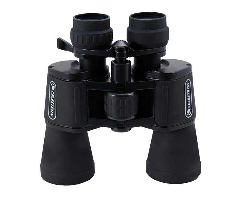 Siyah Celestron dürbün. Dürbün iki merceğe ve iki objektif merceğine sahiptir. Celestron adı her iki tarafa da yazılmıştır.